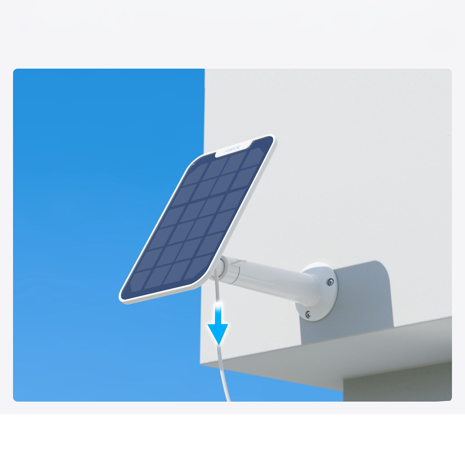 Un pannello solare montato su un muro bianco. Un cielo blu sullo sfondo. Un cavo scende dal pannello.