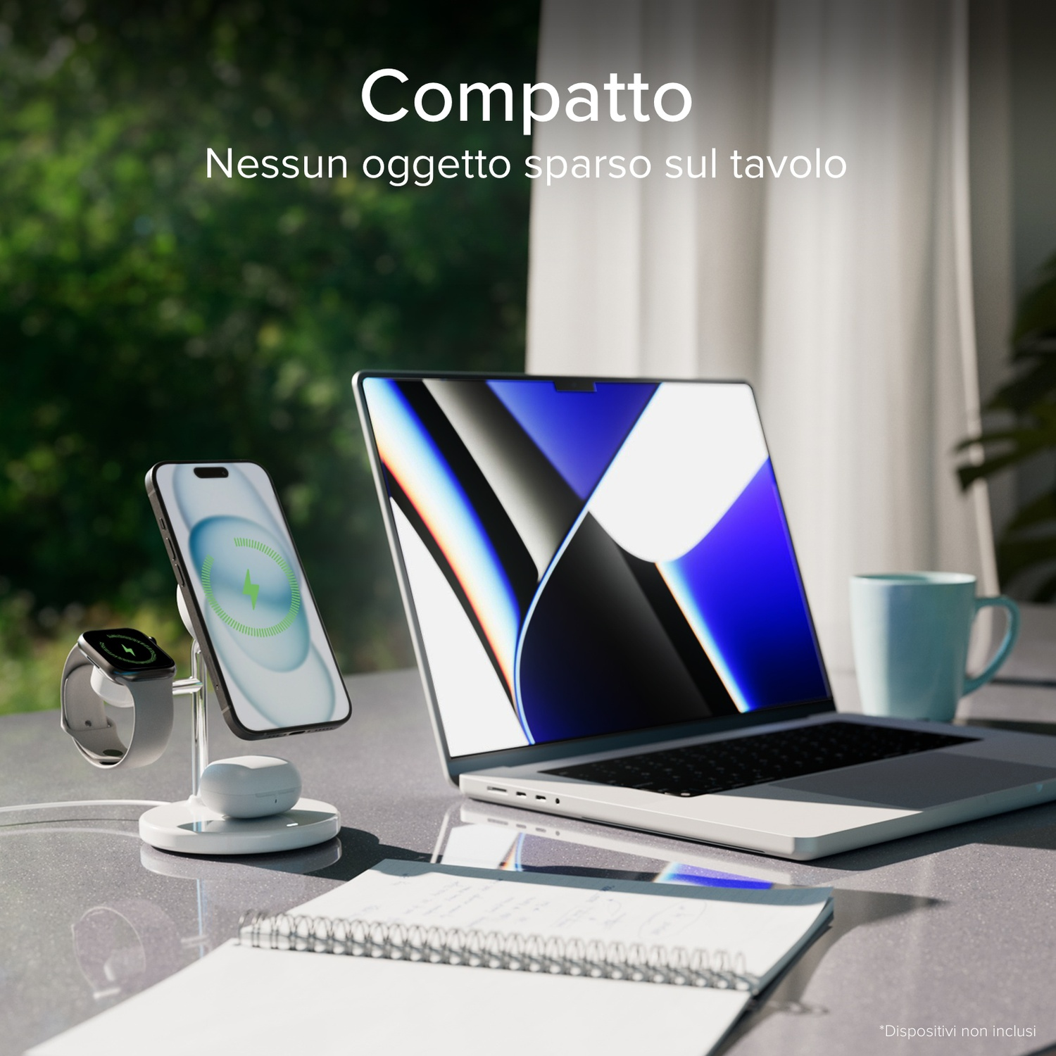 Un telefono, un orologio e auricolari sono in carica su un supporto bianco. Un laptop, una tazza e un taccuino sono sul tavolo. Sfondo verde.