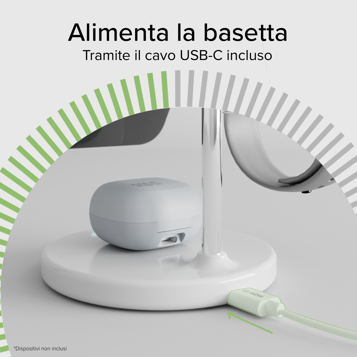 Supporto di ricarica bianco con cavo USB-C. Custodia grigia per auricolari. Testo: 'Alimenta la basetta'.