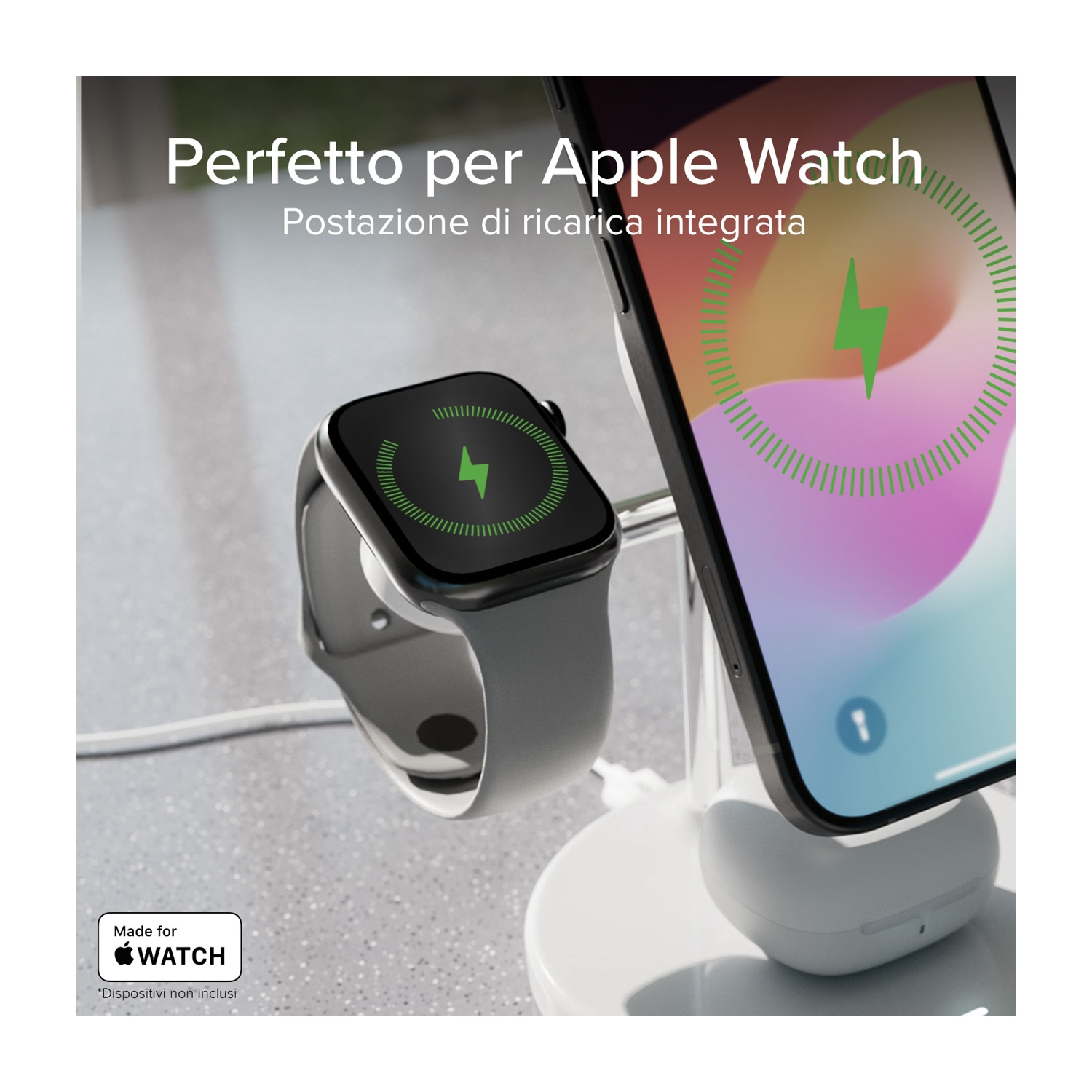 Apple Watch su una stazione di ricarica, con un telefono. Gli schermi dell'orologio e del telefono mostrano simboli di ricarica. Sfondo bianco.