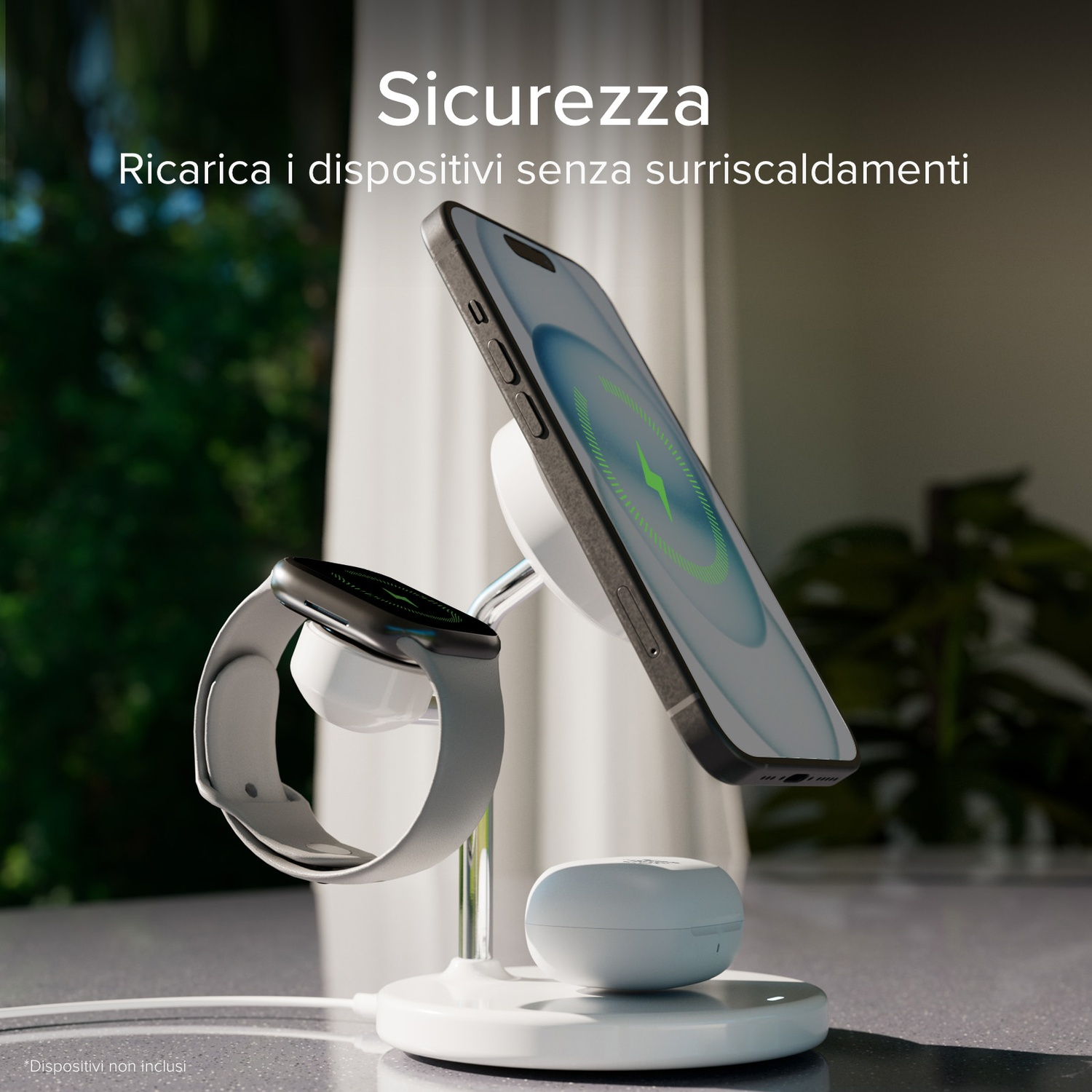 Una stazione di ricarica bianca con iPhone, Apple Watch e custodia per auricolari. Il telefono e l'orologio mostrano simboli di ricarica.