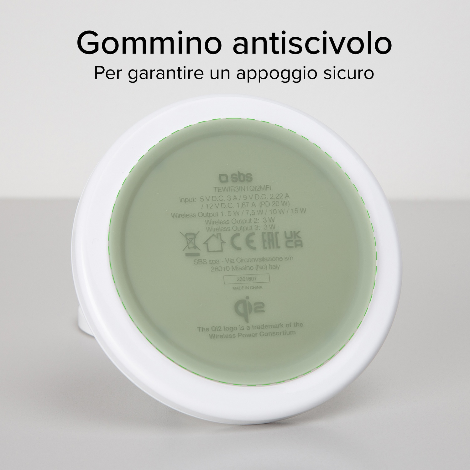 Caricatore wireless bianco con centro verde. Il testo include marca, modello e specifiche tecniche.