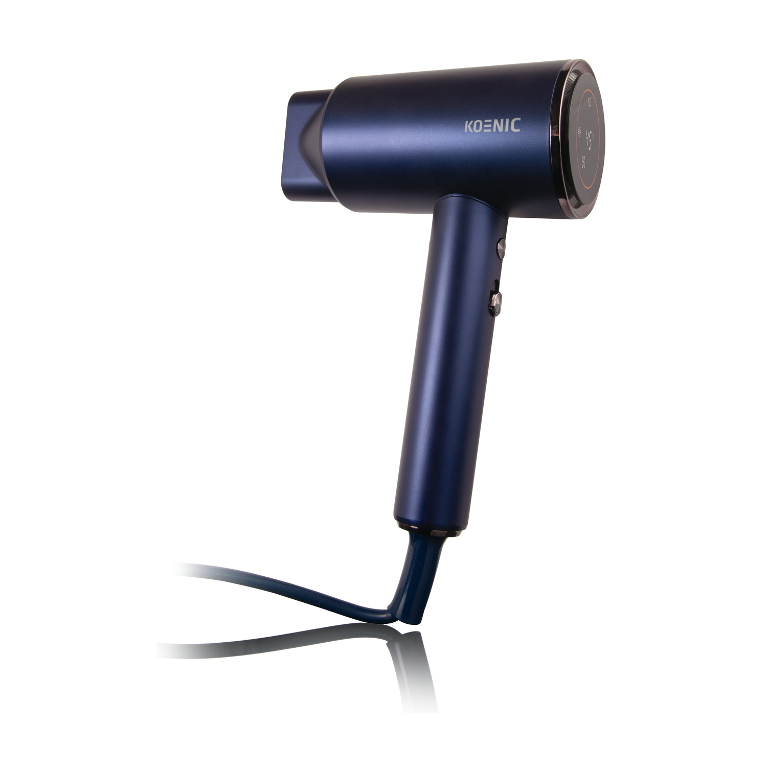 Un asciugacapelli Koenic blu navy su sfondo bianco. Ha una forma a T. Il marchio è visibile. Anche il cavo è visibile.