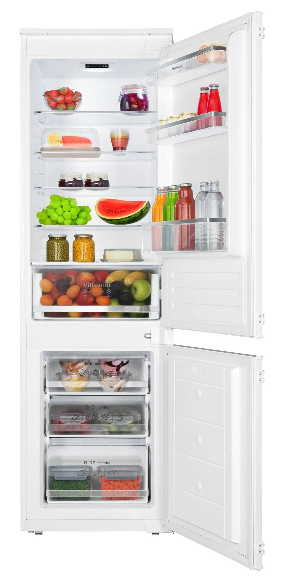 Otwarta lodówka wypełniona owocami, warzywami i napojami. Widoczne truskawki, arbuz, winogrona.