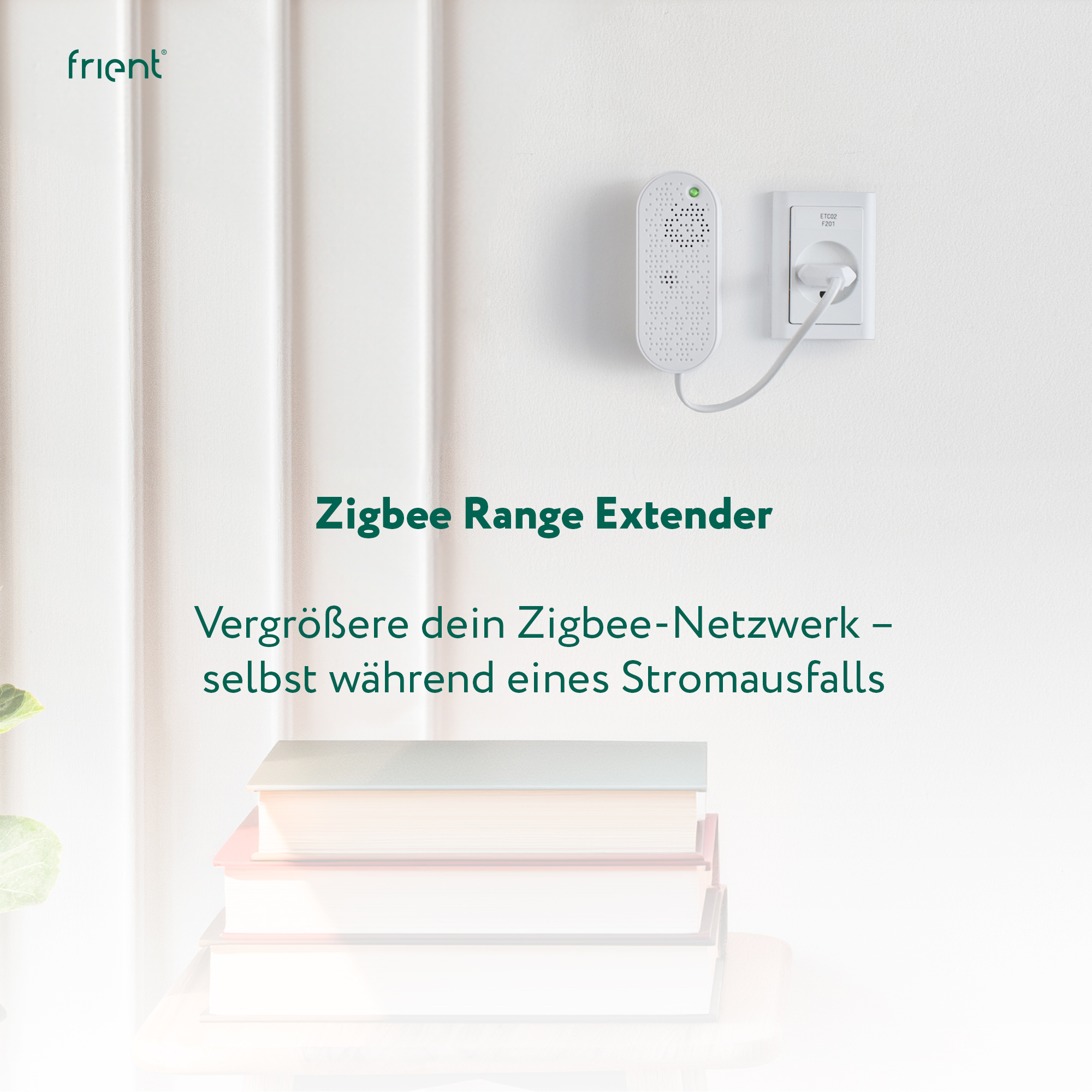 Ein Zigbee-Repeater, der an eine Steckdose angeschlossen ist. Unten im Bild ein Stapel Bücher.