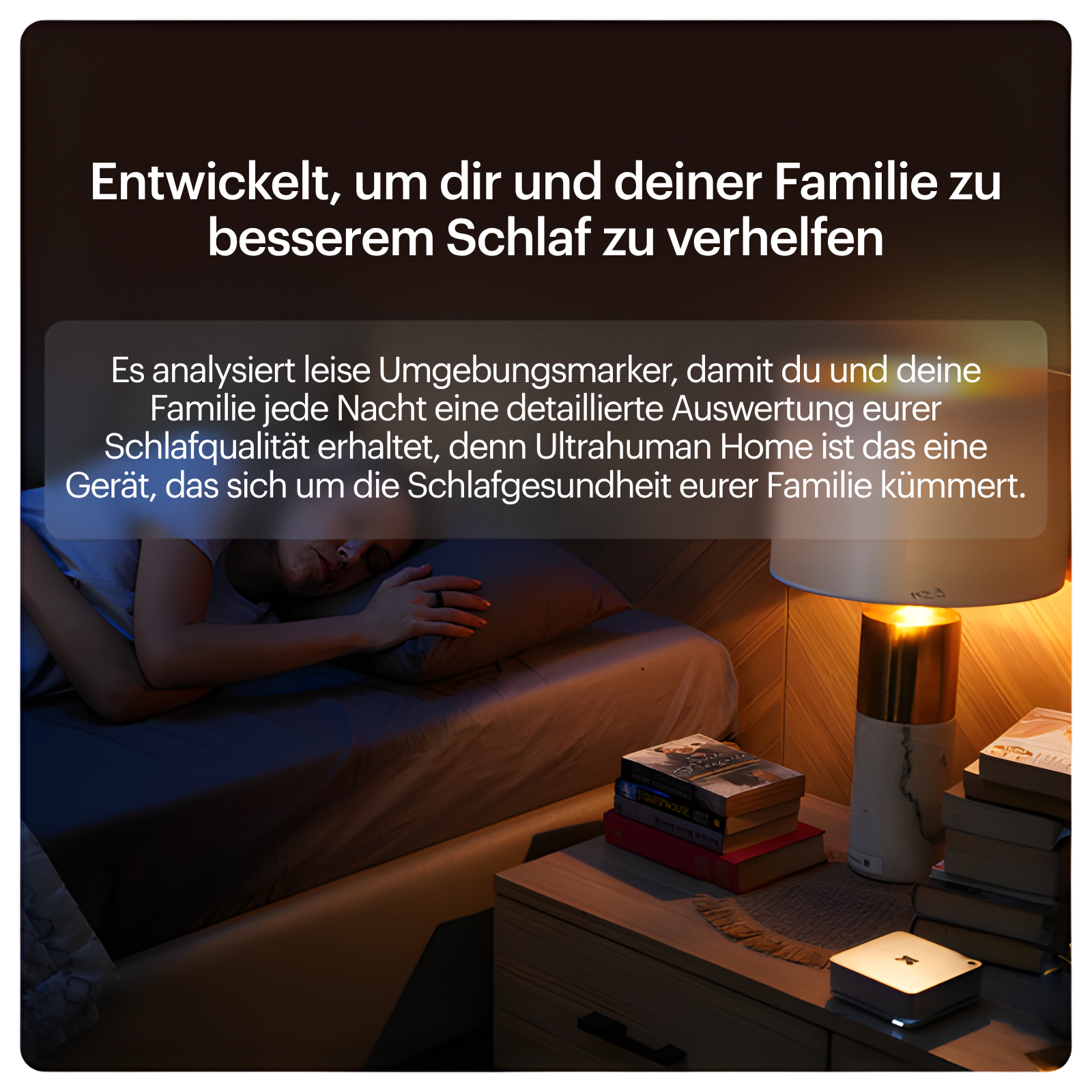 Eine Person schläft in einem Bett. Eine Lampe ist an. Bücher liegen auf dem Nachttisch.