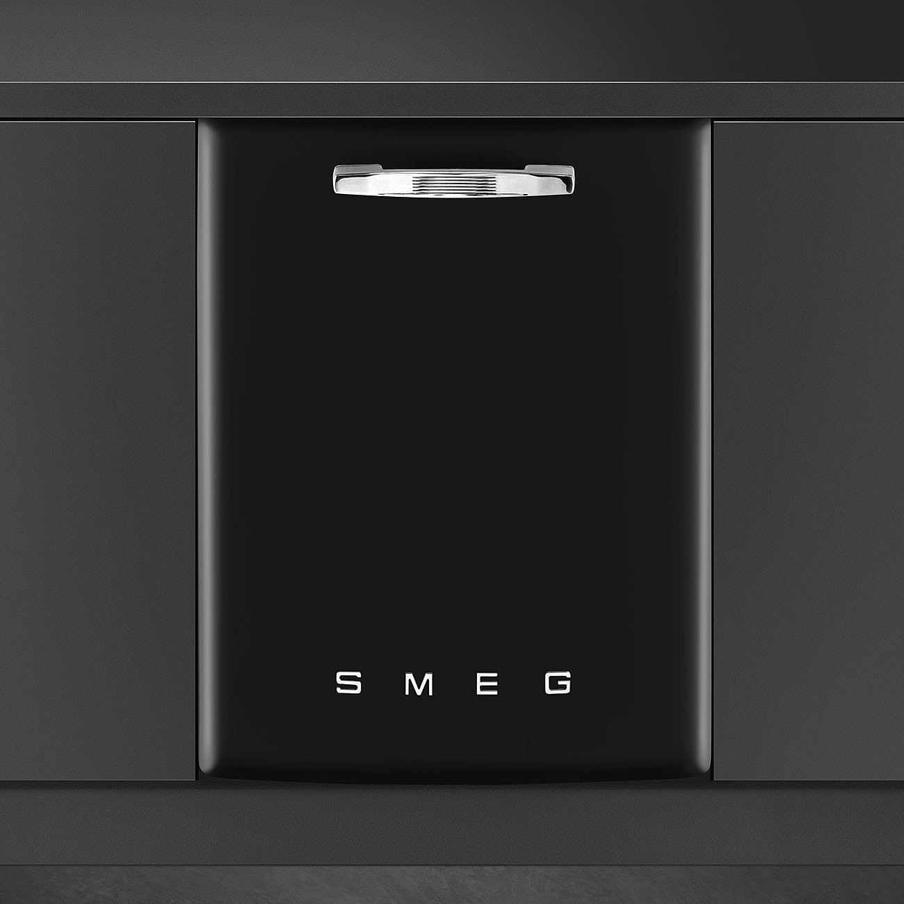 Ein schwarzer SMEG-Geschirrspüler. Über der Tür befindet sich ein Chromgriff. Der Markenname steht in weißen Buchstaben unten.