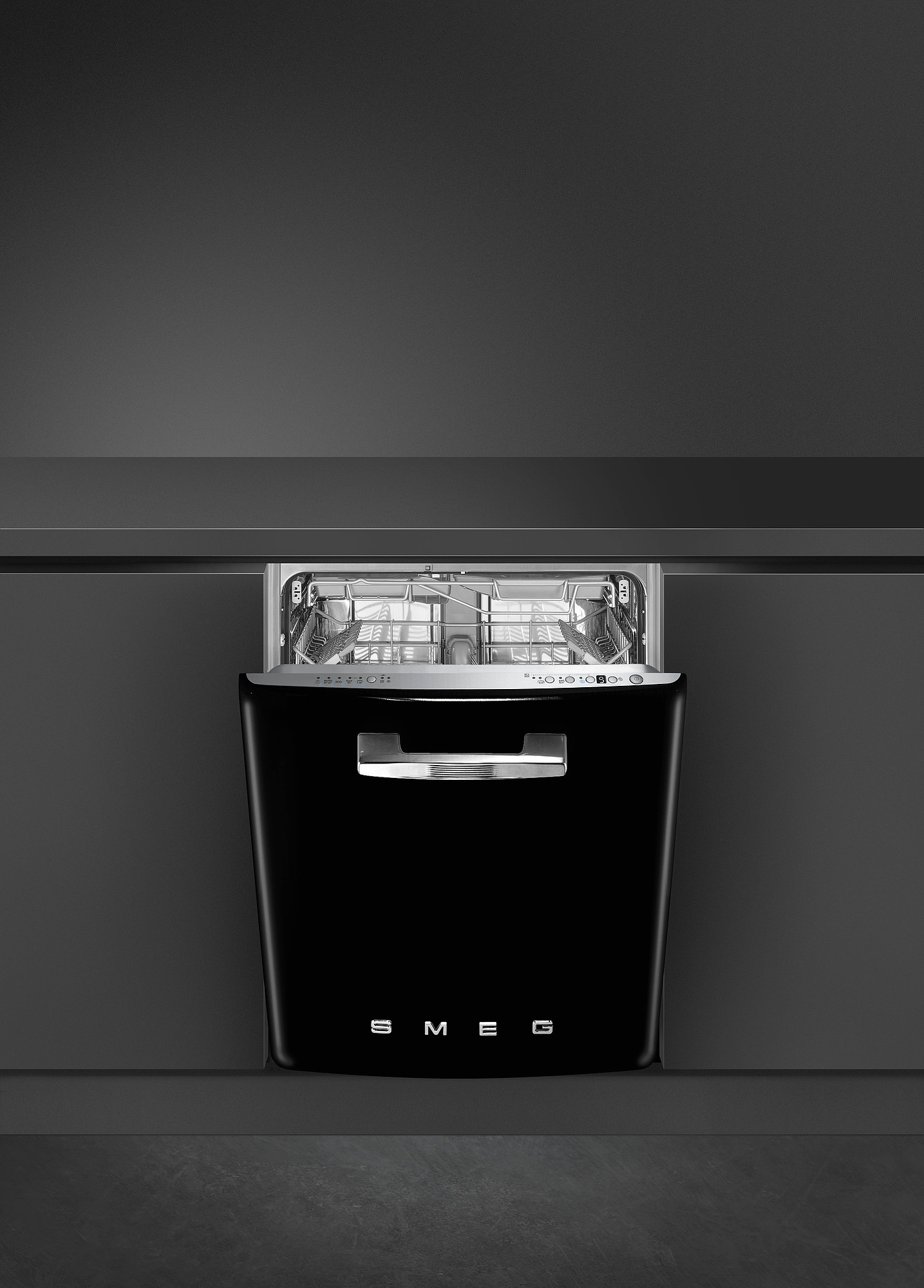 Ein schwarzer Smeg-Geschirrspüler mit offener Tür. Der Innenraum ist sichtbar, umgeben von einer dunkelgrauen Küchenumgebung.