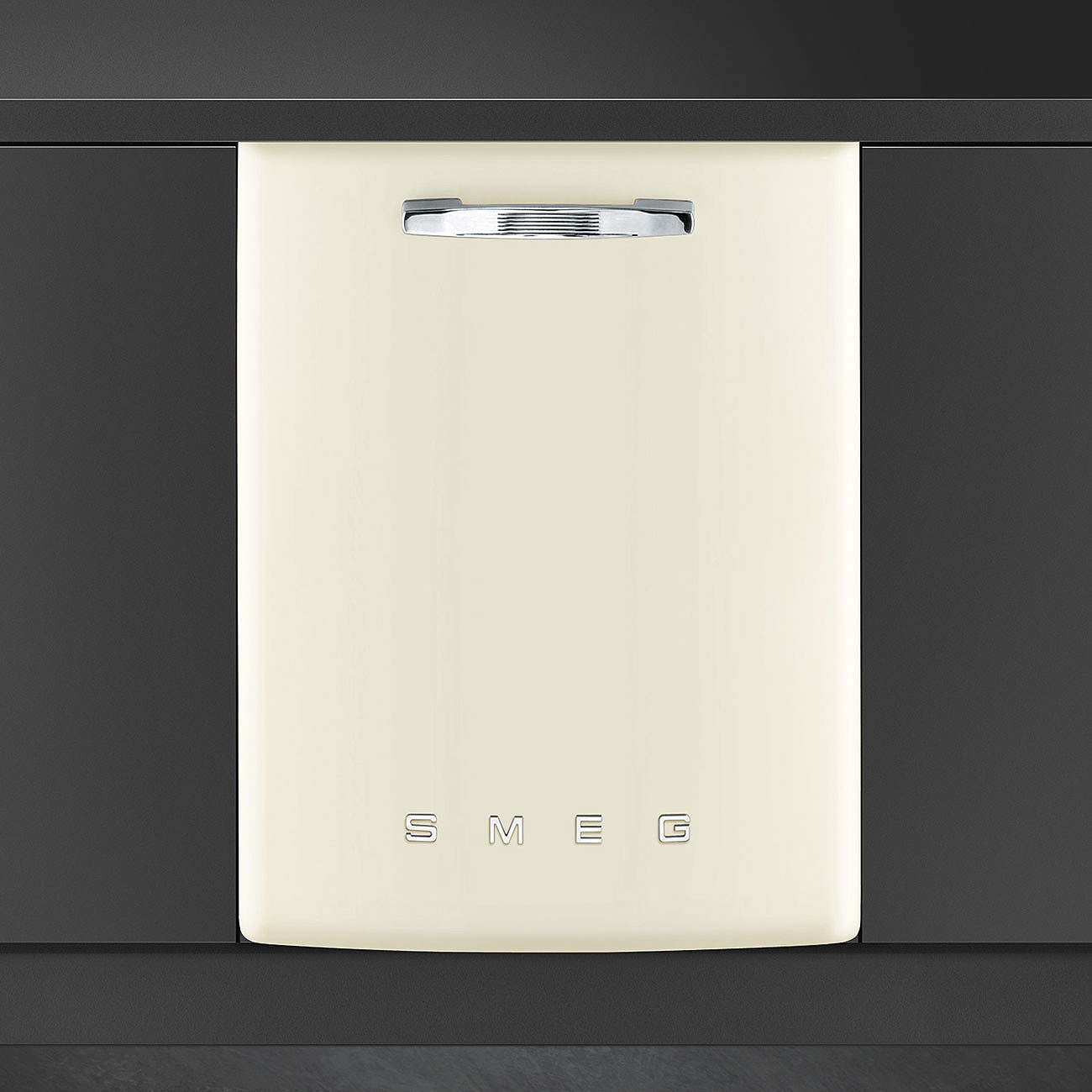 Cremefarbene Smeg-Geschirrspülertür mit silbernem Griff und Logo. Dunkelgraue Schränke flankieren das Gerät auf einer grauen Arbeitsplatte.