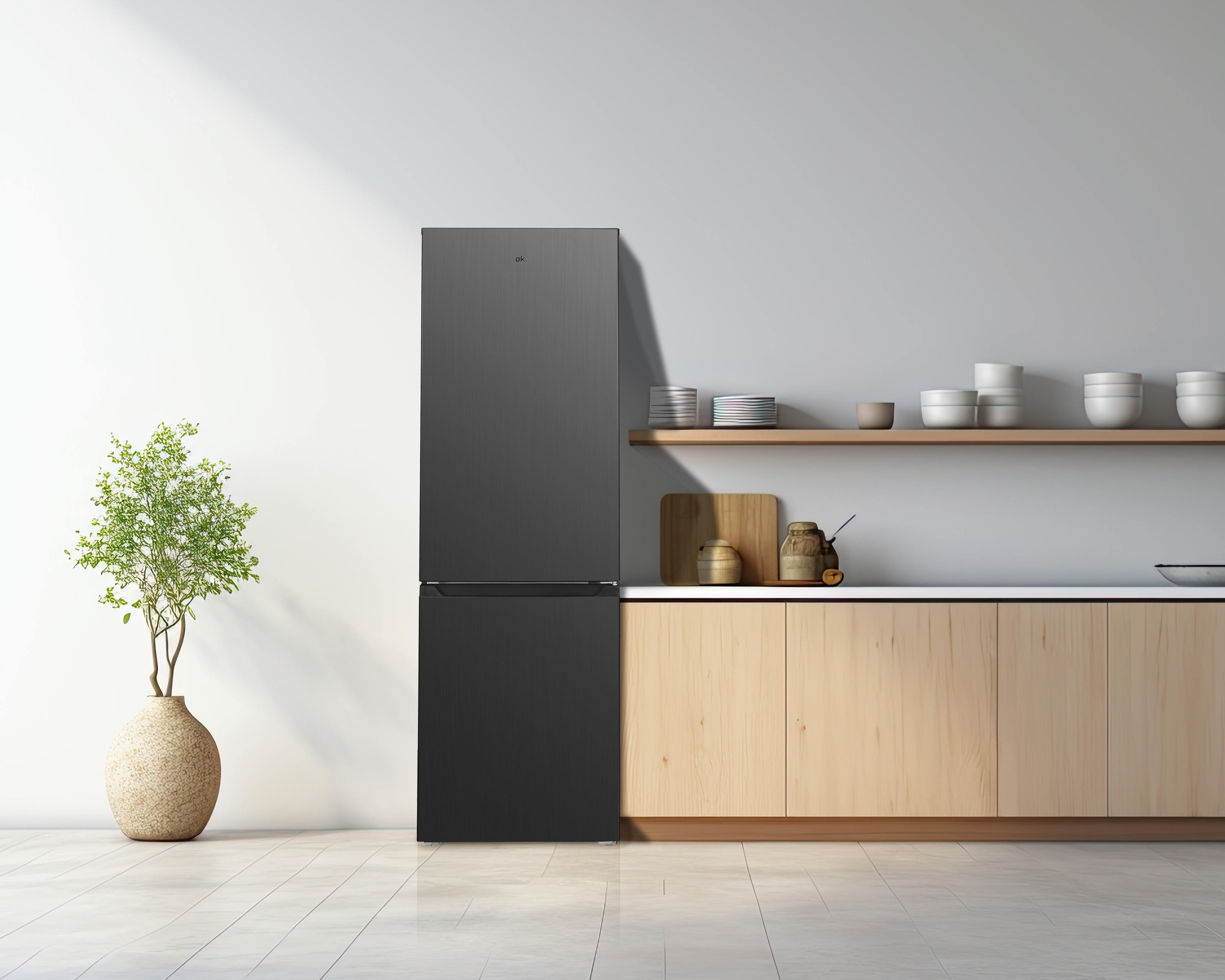 Ein schwarzer Kühlschrank steht in einer Küche. Links steht eine Pflanze in einer Vase. Regale mit Geschirr und Dekor befinden sich rechts.