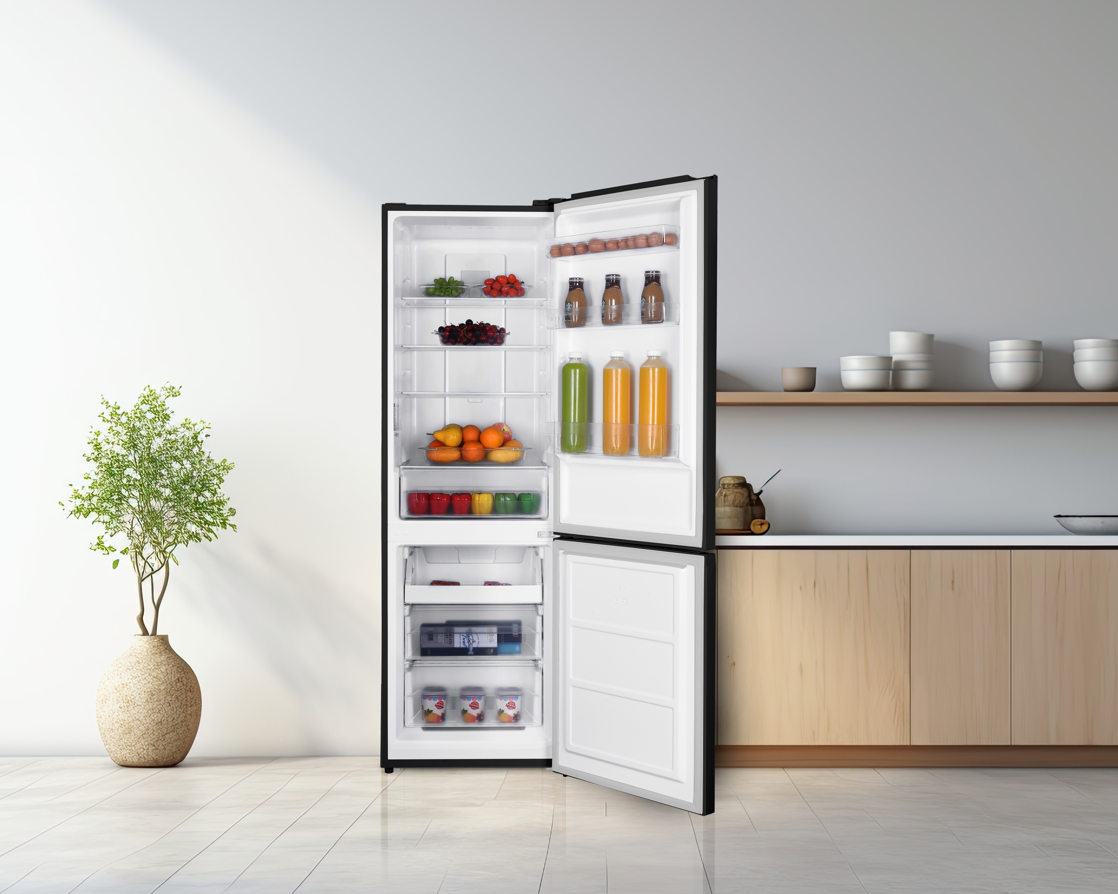 Offener Kühlschrank mit Obst, Gemüse und Getränken. Links eine Vase mit einer Pflanze. Küche im Hintergrund.