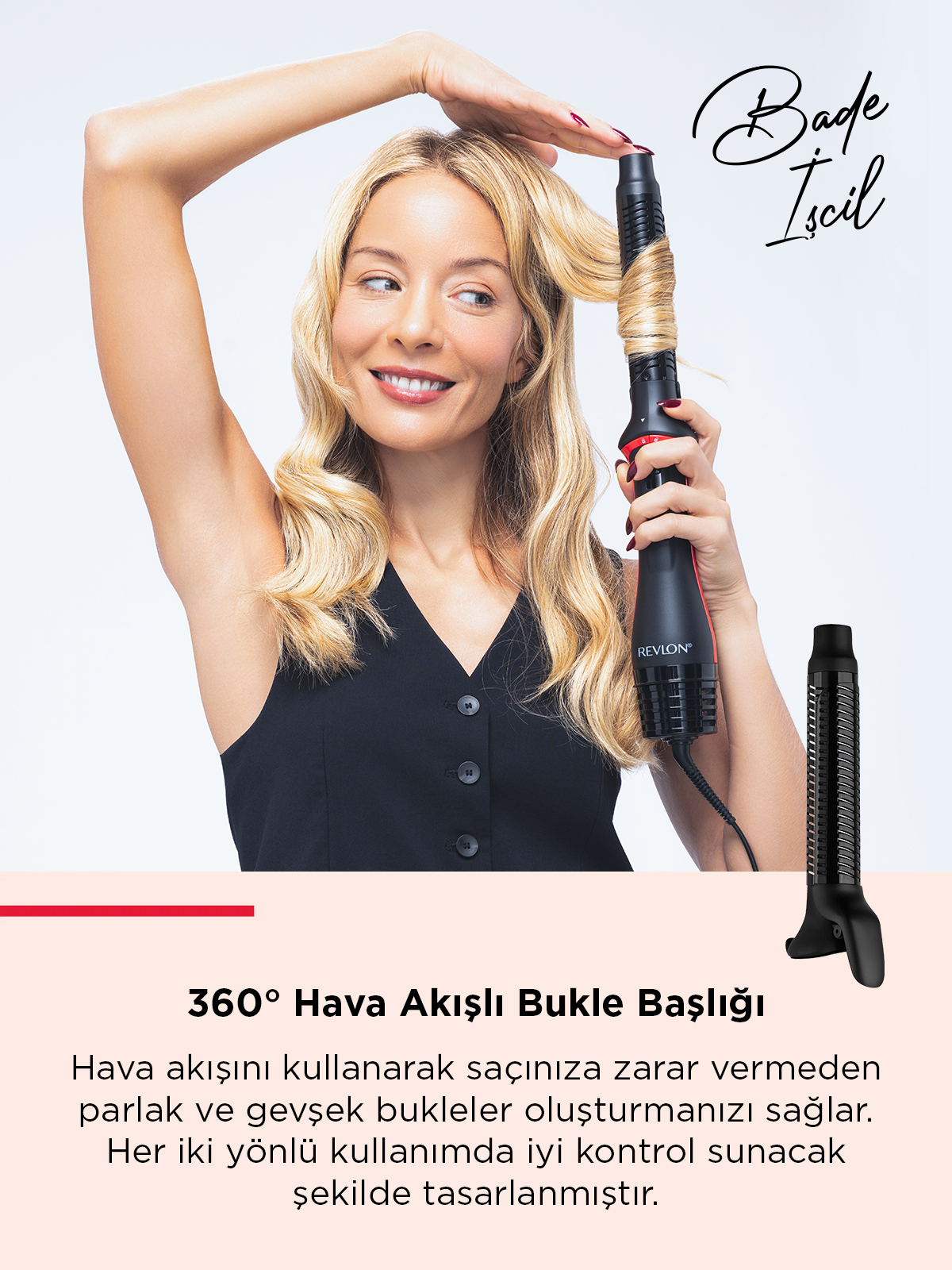 Bir kadın Revlon maşasıyla saçlarını kıvırıyor. Sarışın saçları ve siyah üstüyle gülümsüyor, beyaz bir arka plan üzerinde.
