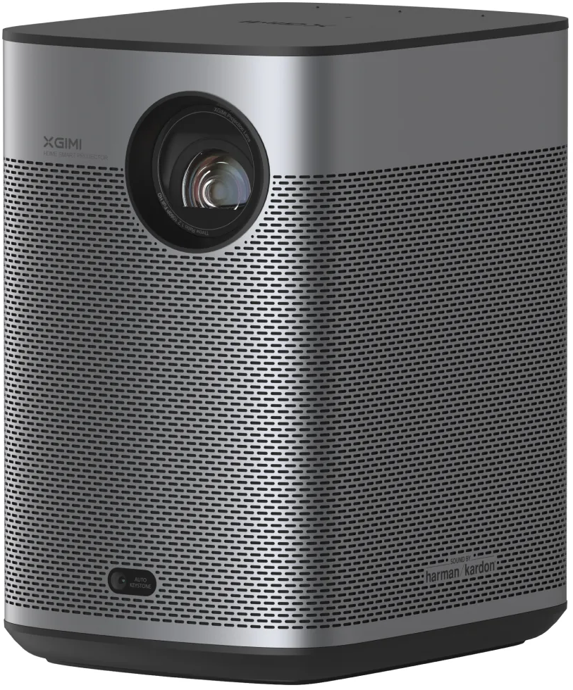 Un projecteur XGIMI argenté avec un grand objectif. Il a une face avant perforée, le nom de la marque et la marque Harman Kardon.