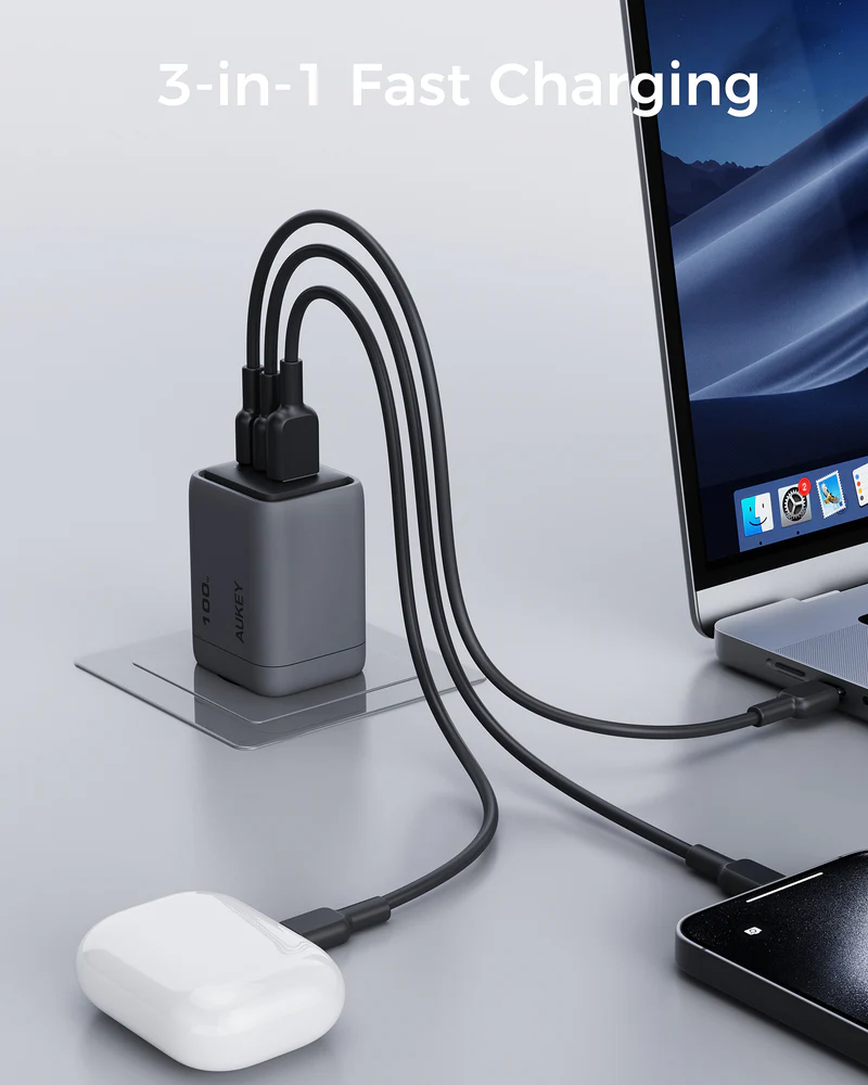 Configurazione di ricarica rapida 3 in 1, caricatore grigio con 3 cavi, ricarica AirPods, telefono e laptop. Sfondo bianco.