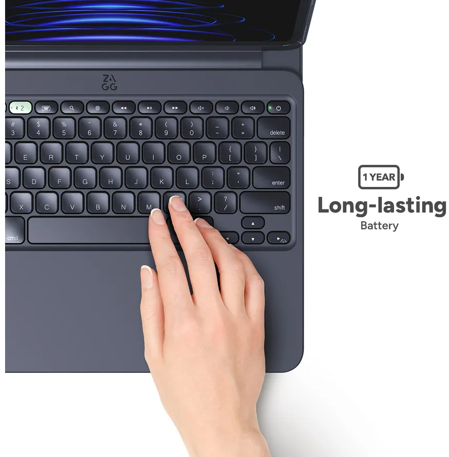 Eine Hand drückt die Taste 'M' auf einer dunkelgrauen Tastatur. Über der Tastatur befindet sich ein Tablet. Text: 'Langlebige Batterie'.