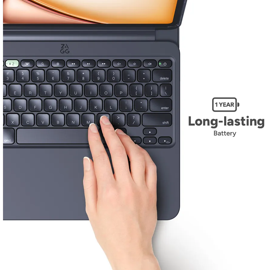 Eine Hand tippt auf einer dunkelgrauen Tastatur. Die Tastatur ist an ein Tablet angeschlossen. Im Hintergrund eine weiße Oberfläche.