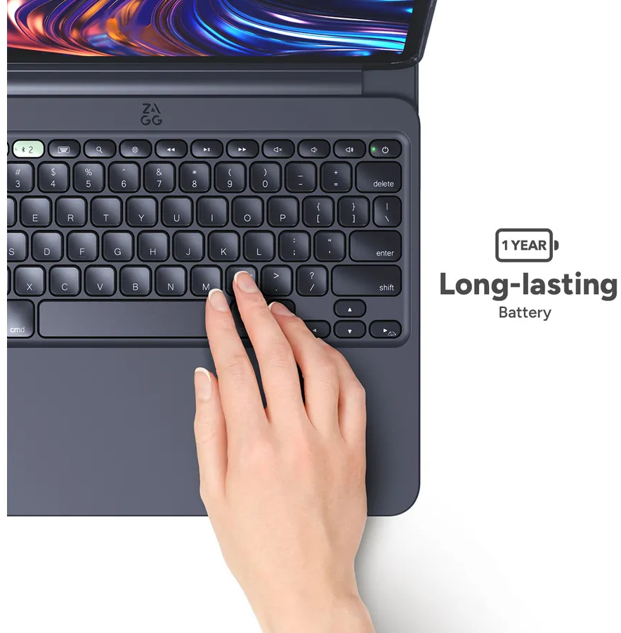 Eine Hand tippt auf einer dunkelgrauen Tastatur, die an ein Tablet angeschlossen ist. Das Bild wirbt mit langer Akkulaufzeit.