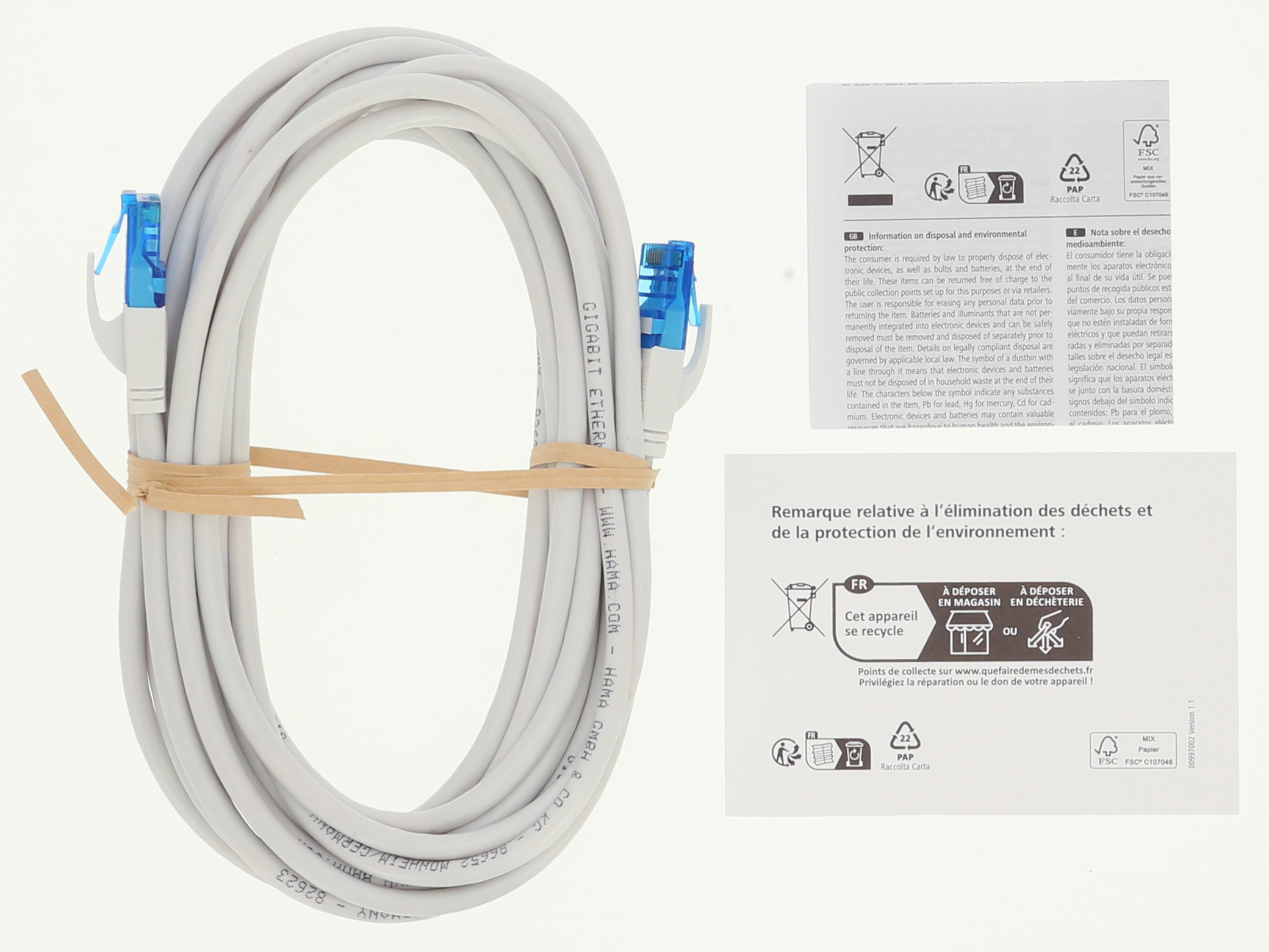 Mavi konektörlü beyaz bir Ethernet kablosu sarılı. Kahverengi bir bantla bağlanmış, arka planda imha bilgileri var.