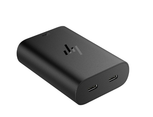 Yuvarlak kenarlı siyah, dikdörtgen bir güç bankası. İki USB-C bağlantı noktası ve bir HP logosu vardır. Arka plan beyazdır.