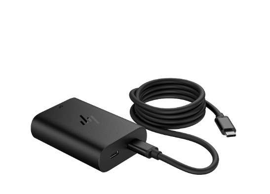 Siyah HP güç adaptörü, yanında kıvrılmış bir USB-C kablosuyla. Adaptörde HP logosu ve USB-C bağlantı noktası var.