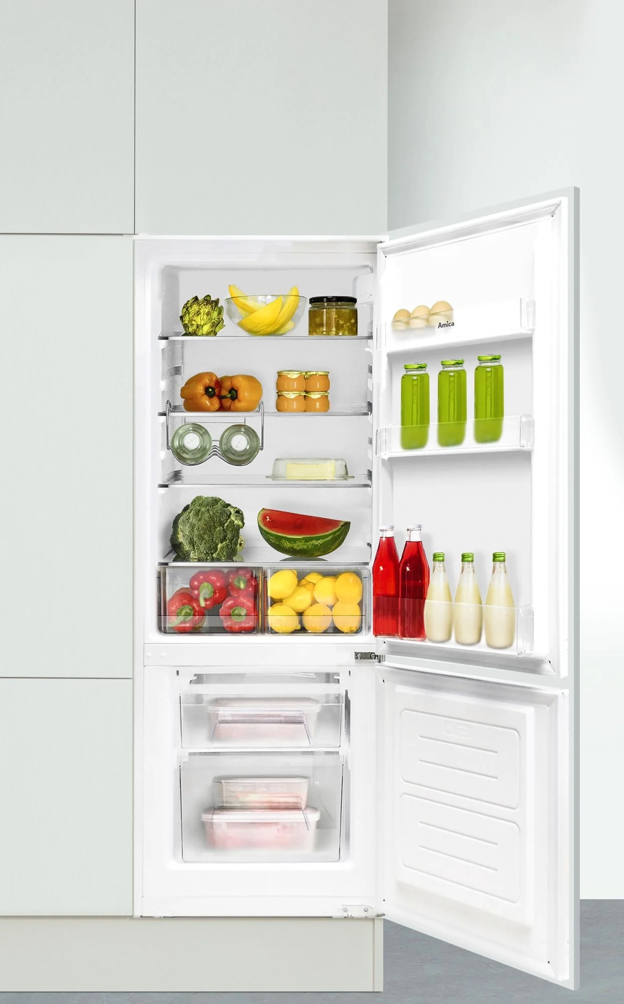 Otwarta lodówka wypełniona owocami, warzywami, napojami i słoikami. Zawiera banany, arbuzy, paprykę, cytryny i butelki.