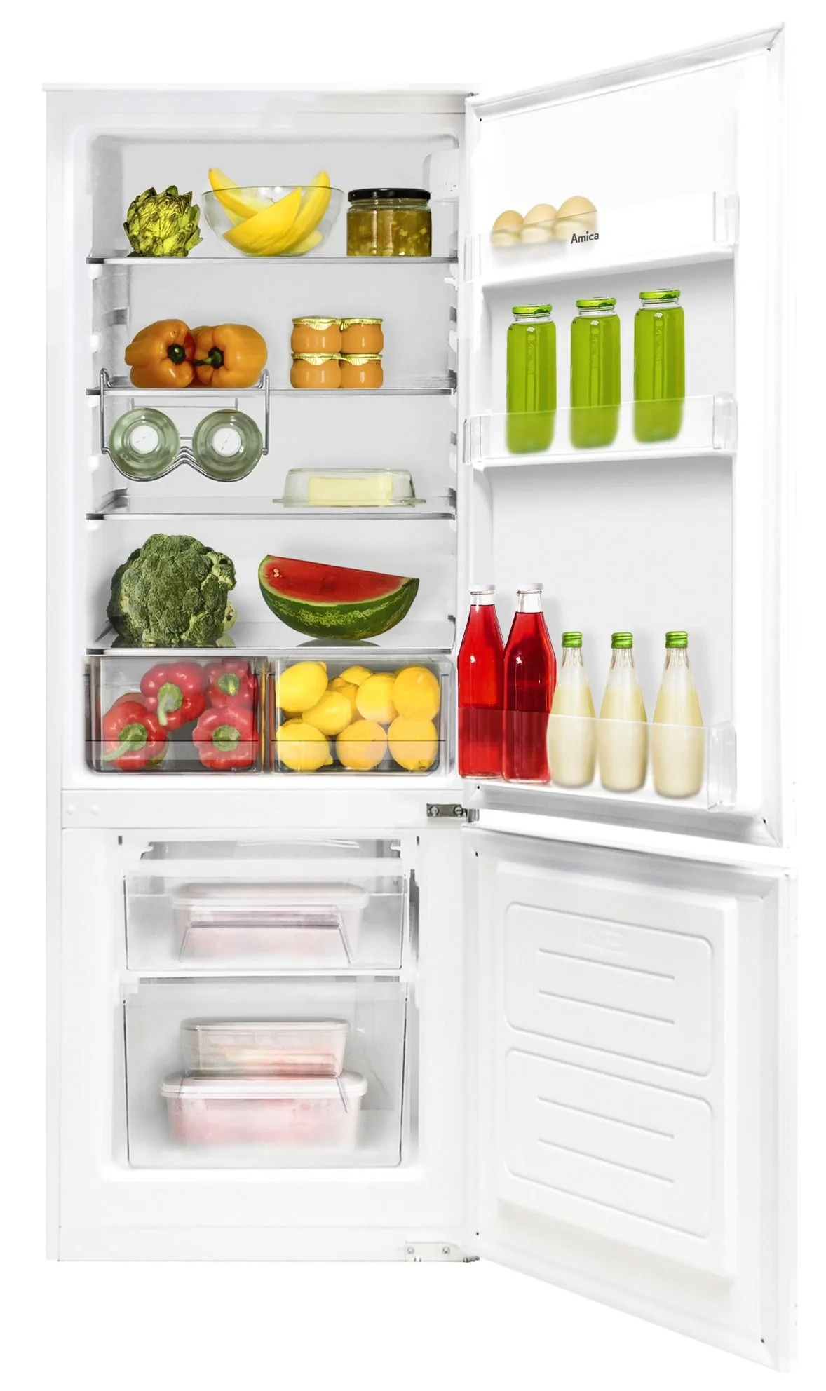 Otwarta lodówka wypełniona jedzeniem: owoce, warzywa, napoje i słoiki. Niektóre produkty na półkach, inne w szufladach.