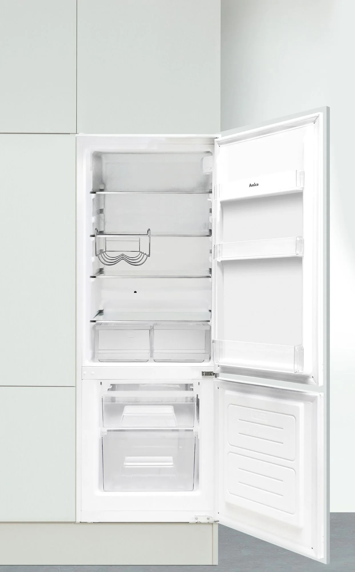 Otwarta biała lodówka z półkami i szufladami. Drzwi są otwarte. Marka 'Amica' jest widoczna na drzwiach.