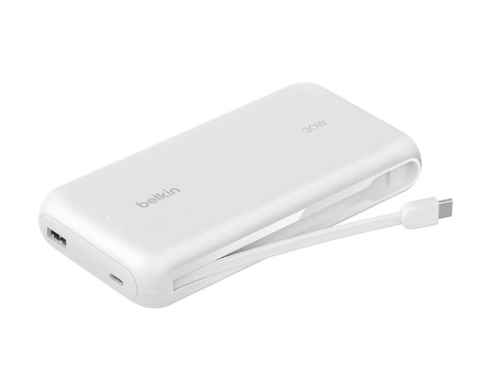 Beyaz bir Belkin powerbank, bağlı bir kabloyla. USB ve USB-C portuna sahip. '30W' metni görünür durumda.