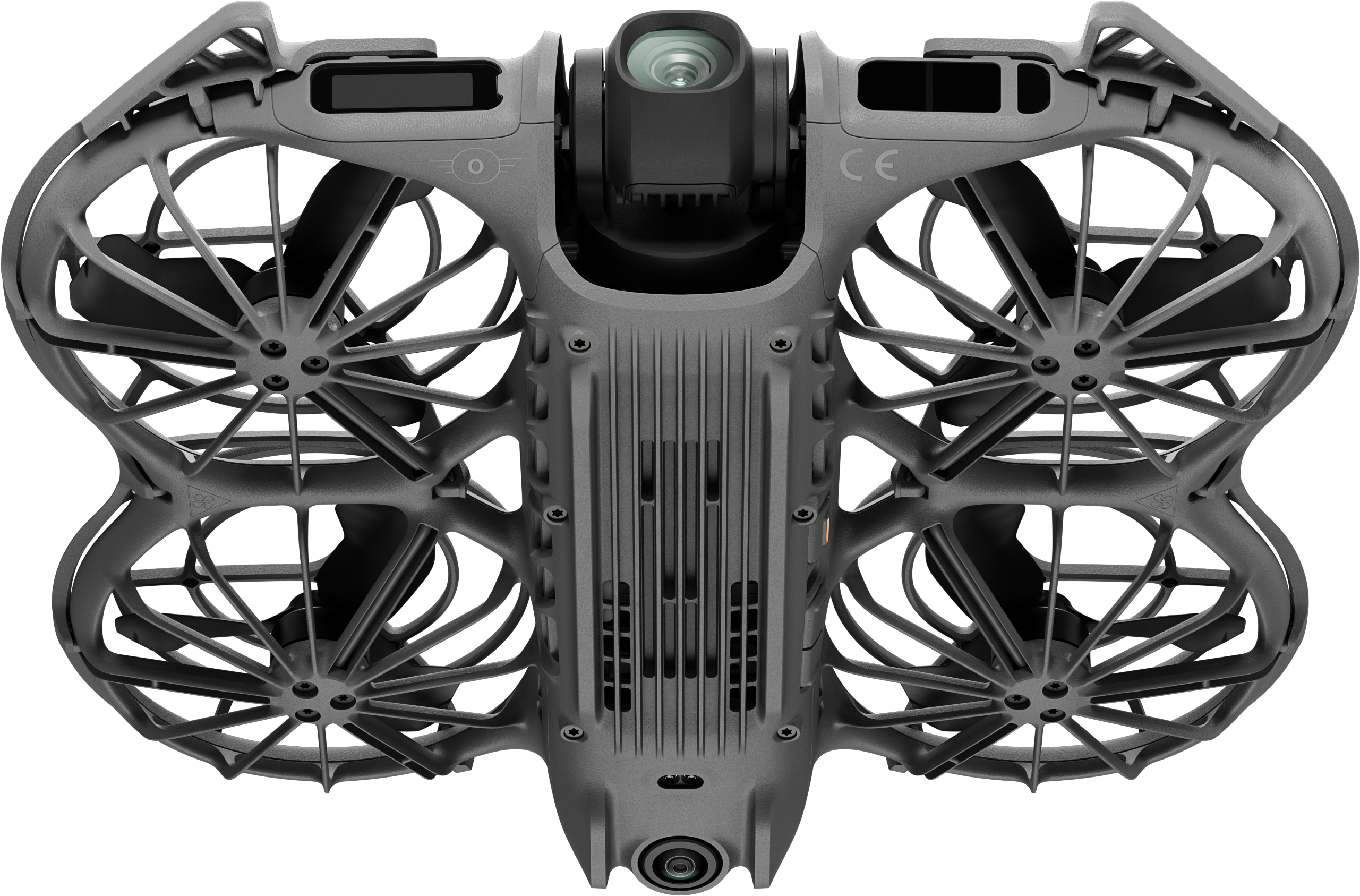 Egy szürke drón négy propellerrrel, központi kamerával és CE jelzéssel fehér háttér előtt látható.