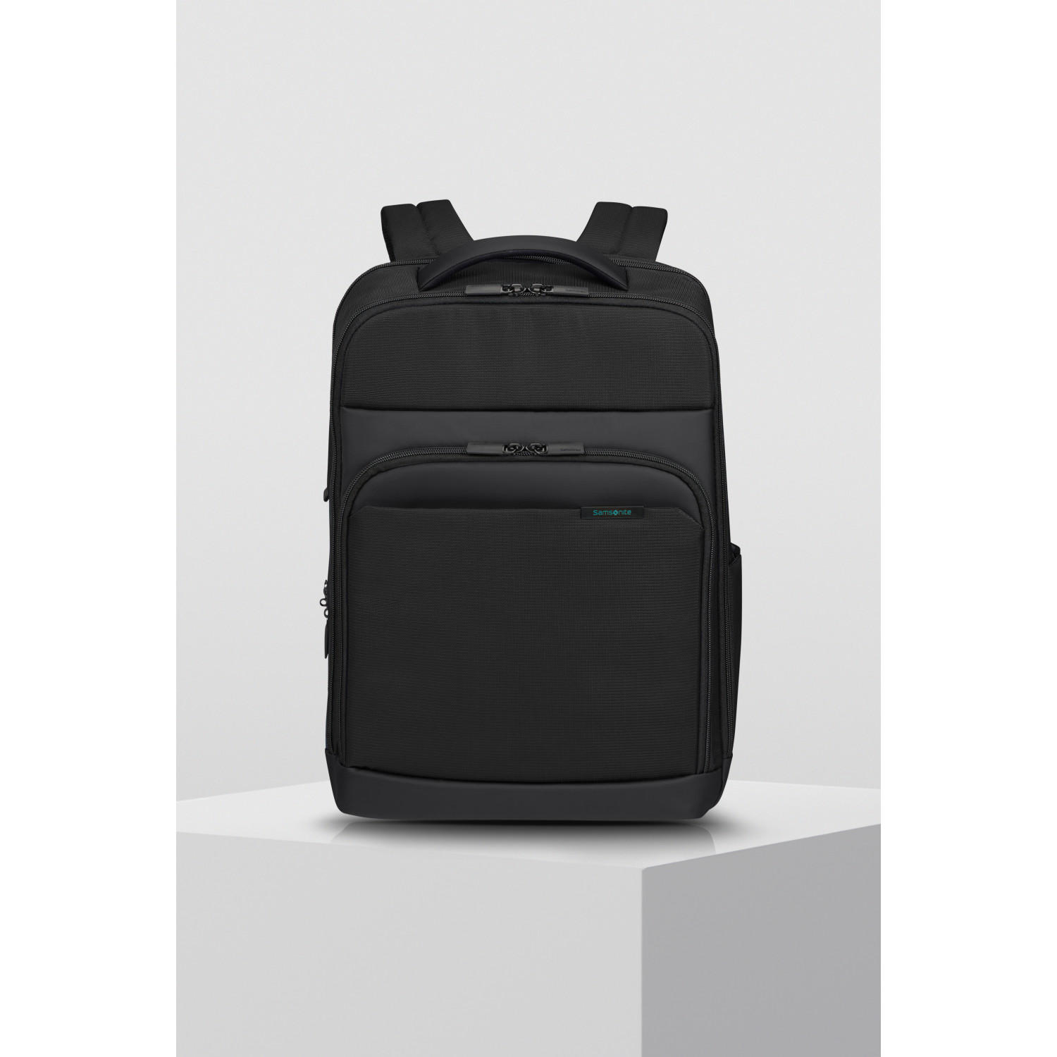 Beyaz bir yüzey üzerinde siyah bir sırt çantası. Birden fazla bölmesi ve bir sapı vardır. Samsonite logosu görülebilir.