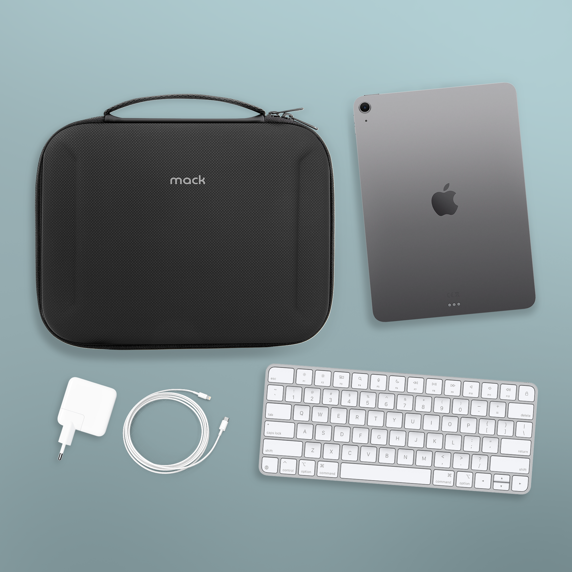 Mavi bir yüzeyde bir iPad, klavye, kılıf, şarj cihazı ve kablo. Eşyalar sergilenmek üzere düzenlenmiş.