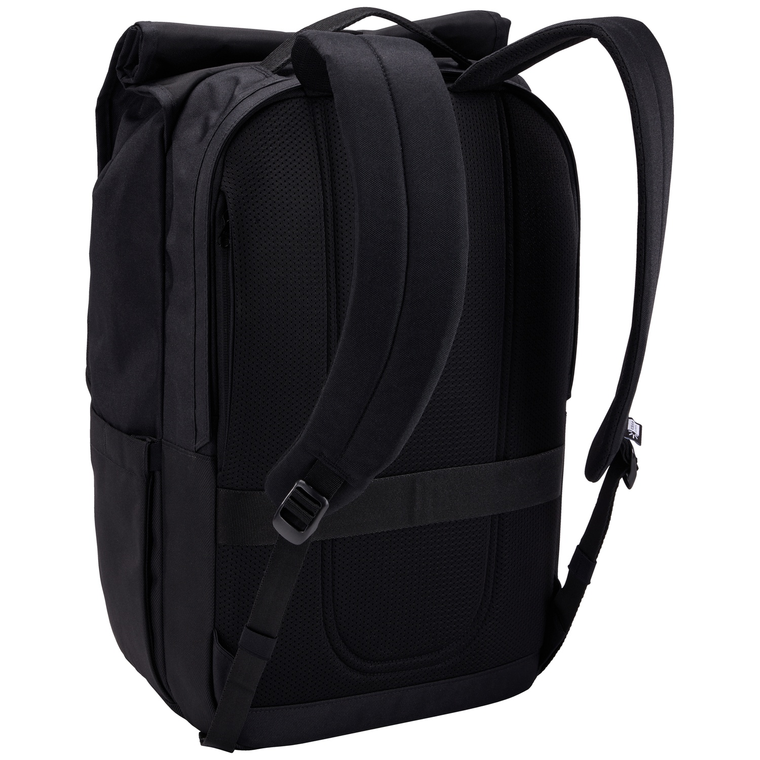 Sac à dos noir sur fond blanc. Comprend des bretelles rembourrées, un panneau dorsal en mesh et une fermeture enroulable.