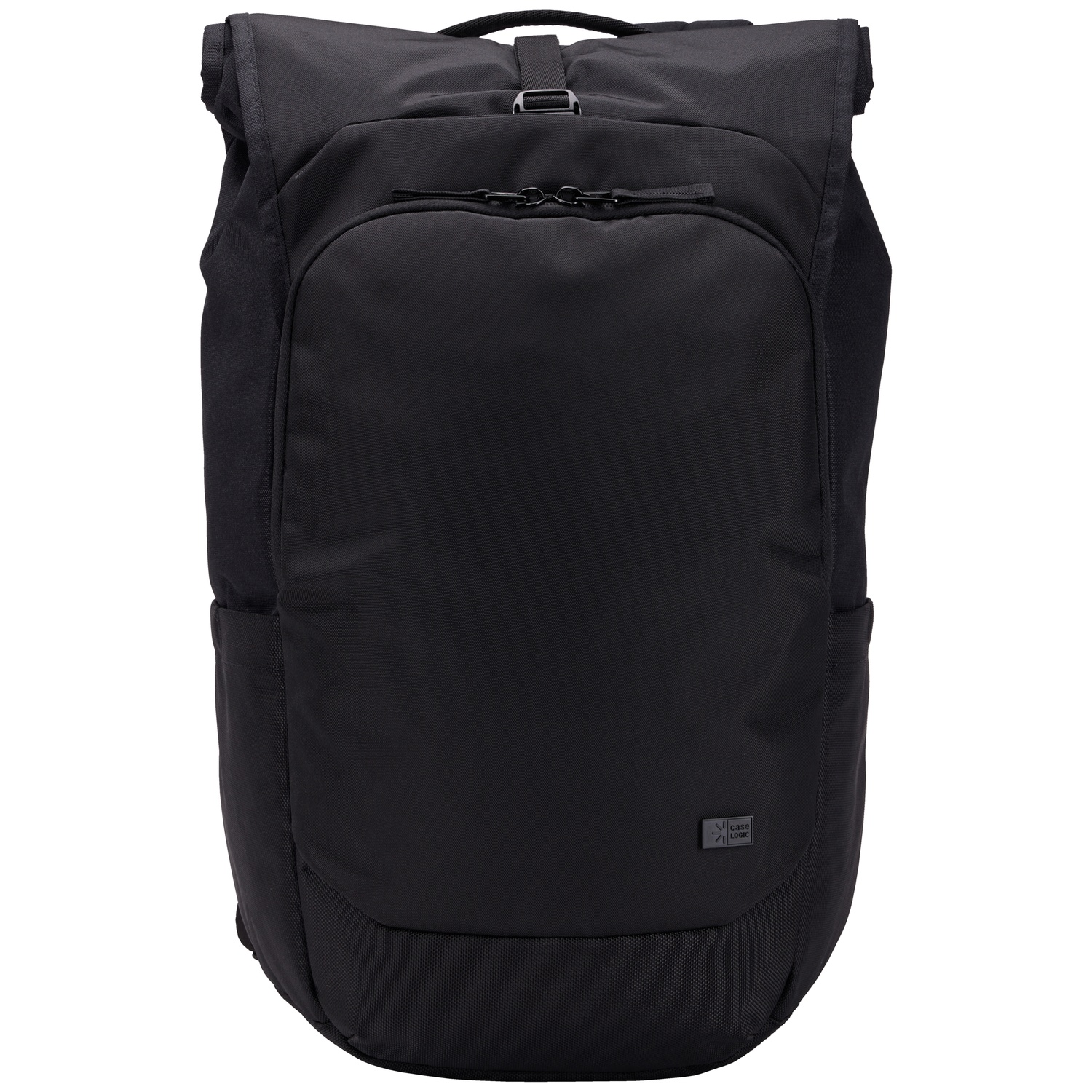 Un sac à dos noir avec rabat supérieur, poche avant et petit logo. Le sac a un design minimaliste et un dos rembourré.