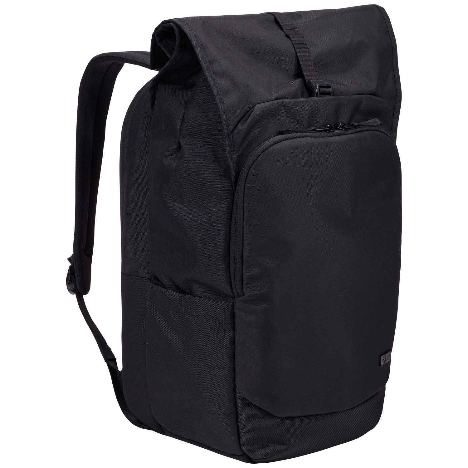 Sac à dos noir avec fermeture à rabat, poche zippée, poche latérale et bretelles rembourrées, sur fond blanc.