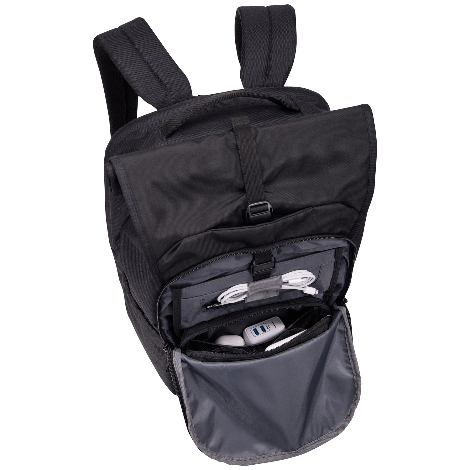 Sac à dos noir avec compartiments ouverts. À l'intérieur se trouvent des câbles de chargement blancs, un adaptateur secteur et des écouteurs. Le fond est blanc.