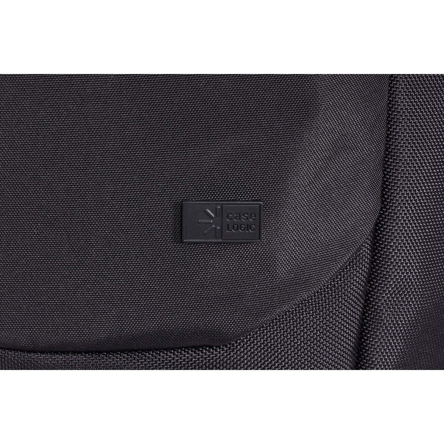 Gros plan sur un sac à dos noir avec le logo Case Logic sur un petit patch rectangulaire.