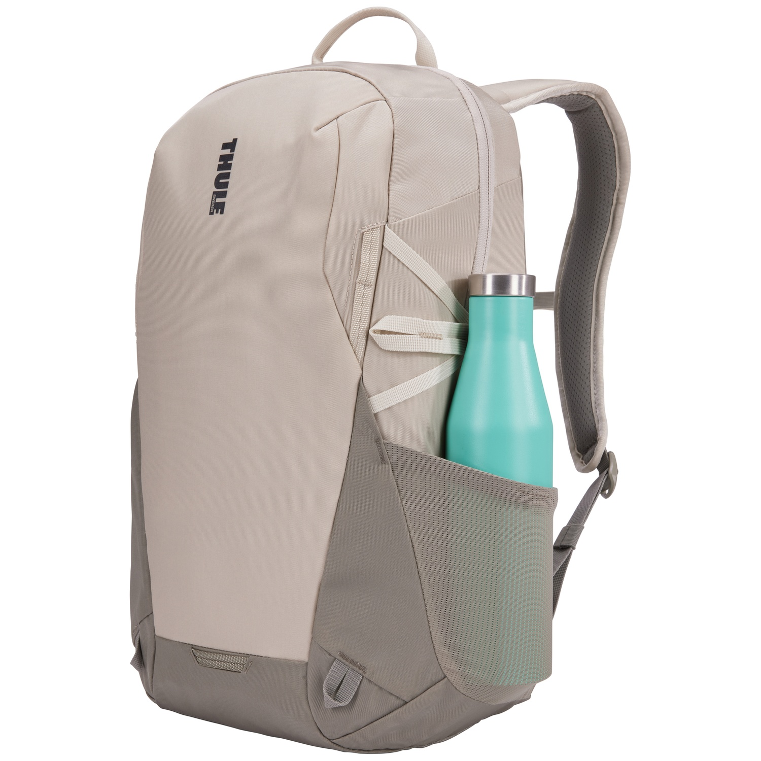 Beige rugzak met een turquoise waterfles in de zijzak. De rugzak heeft de merknaam THULE.