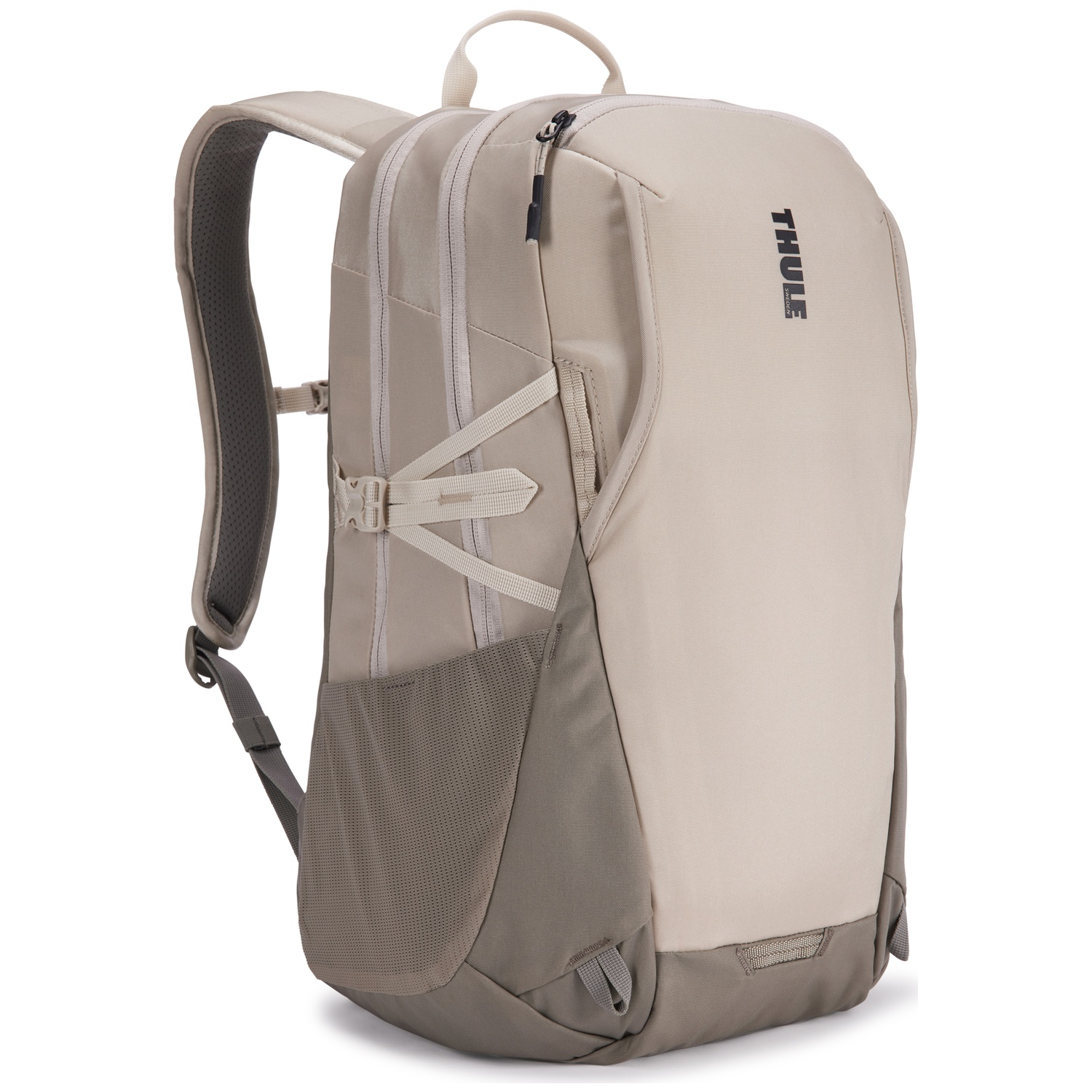Een beige Thule-rugzak. Het heeft een hoofdvak, een zijvak en verstelbare bandjes. De achtergrond is wit.