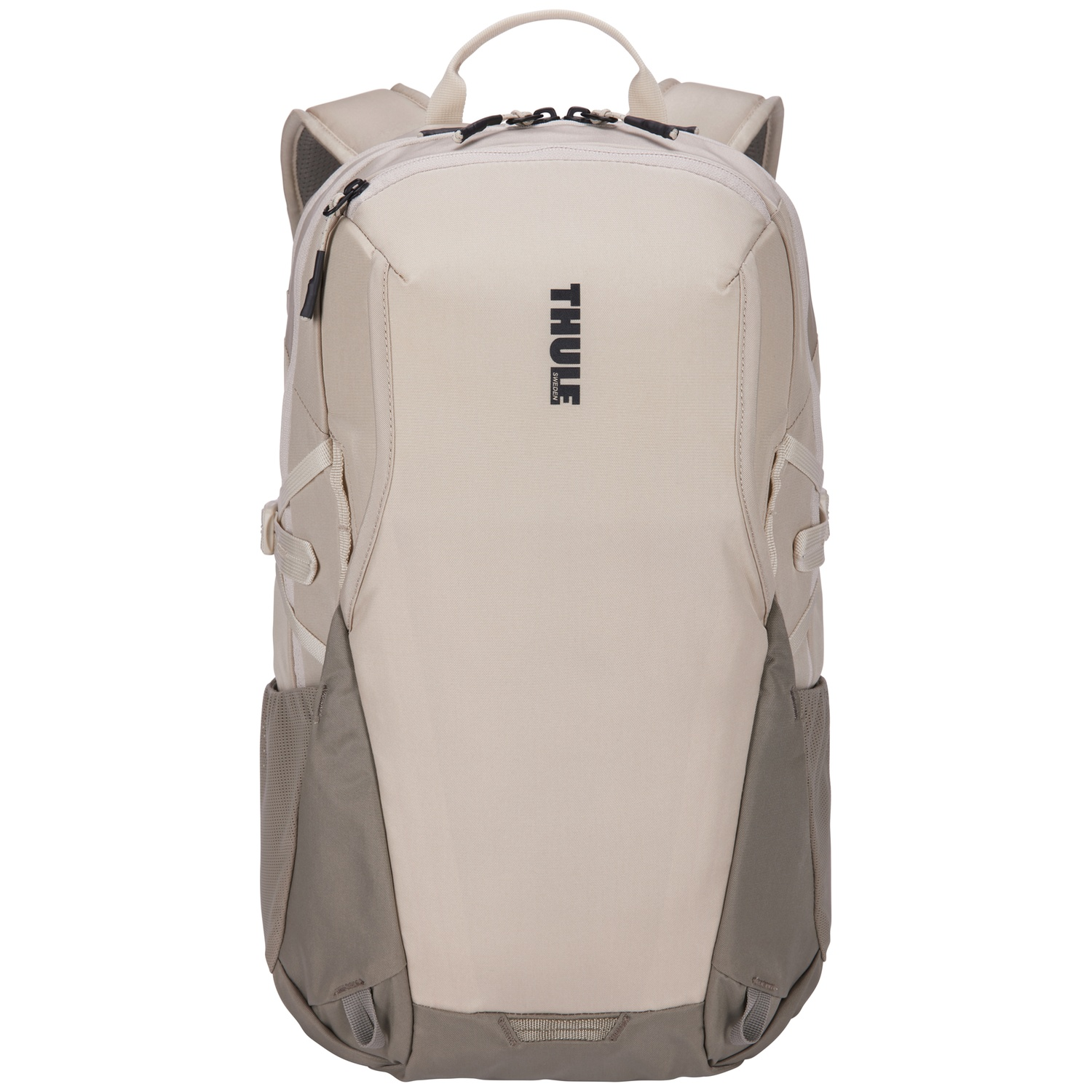 Een beige Thule rugzak op een witte achtergrond. Het heeft een handvat, ritsen en zijzakken. De merknaam is zichtbaar.