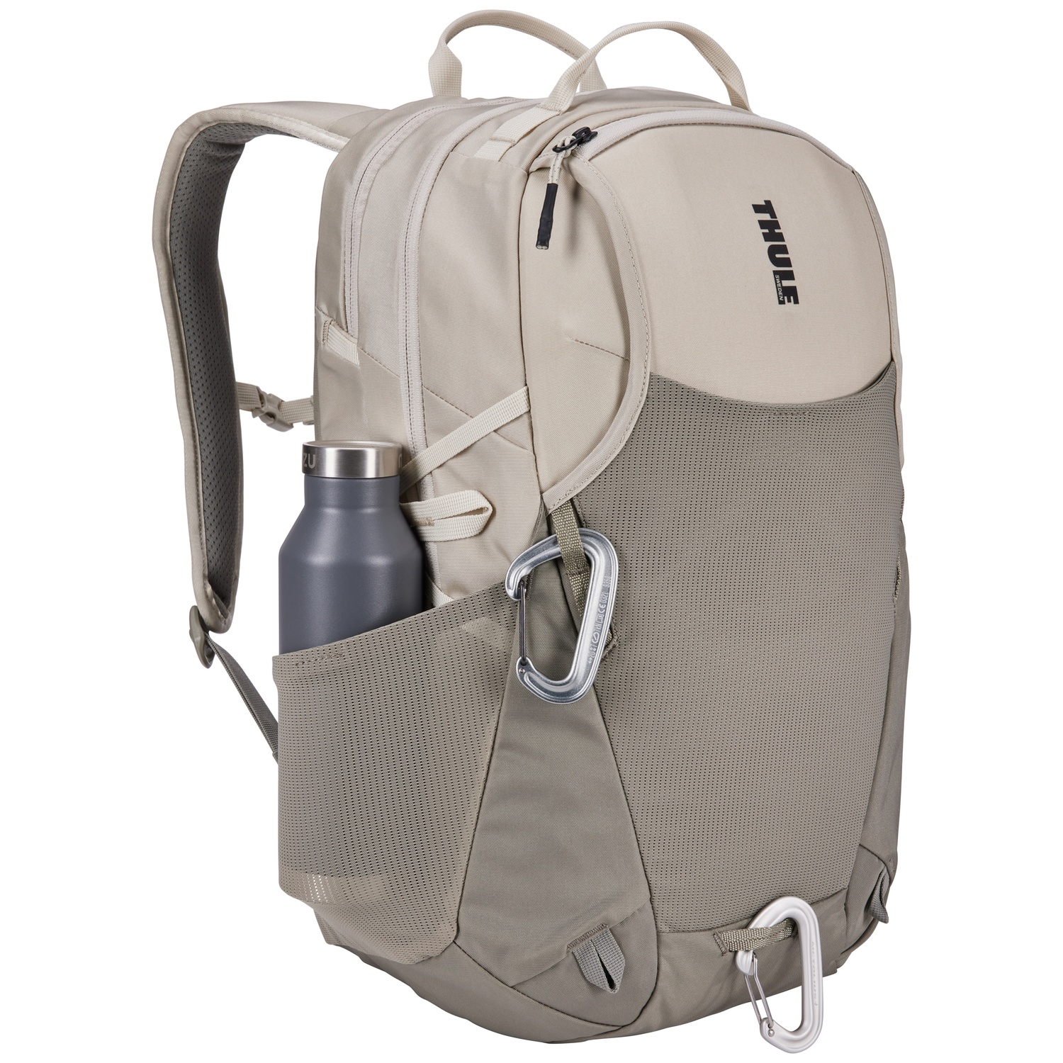 Beige Thule rugzak met een grijze waterfles in de zijzak. De tas heeft een mesh voorkant en twee karabijnhaken.