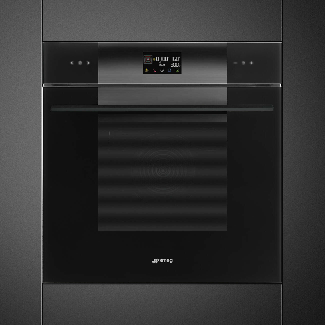 Ein schwarzer Smeg-Backofen wird gezeigt. Er hat ein digitales Display und Bedientasten. Die Backofentür ist aus dunklem Glas.