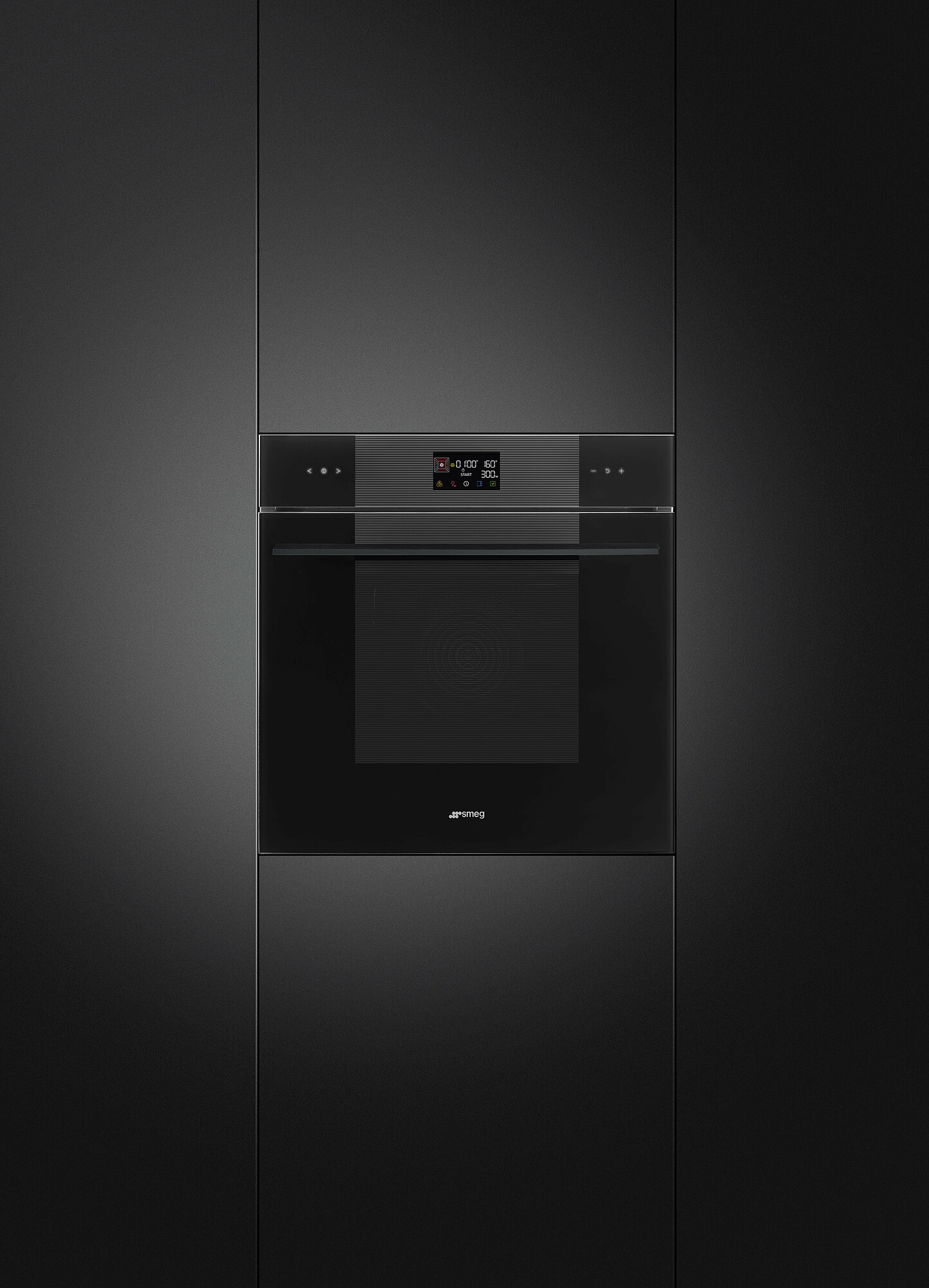 Ein schwarzer Backofen, der in einen schwarzen Schrank eingebaut ist. Er hat eine Digitalanzeige mit Zeit und Temperatur, mit dem Markennamen Smeg.