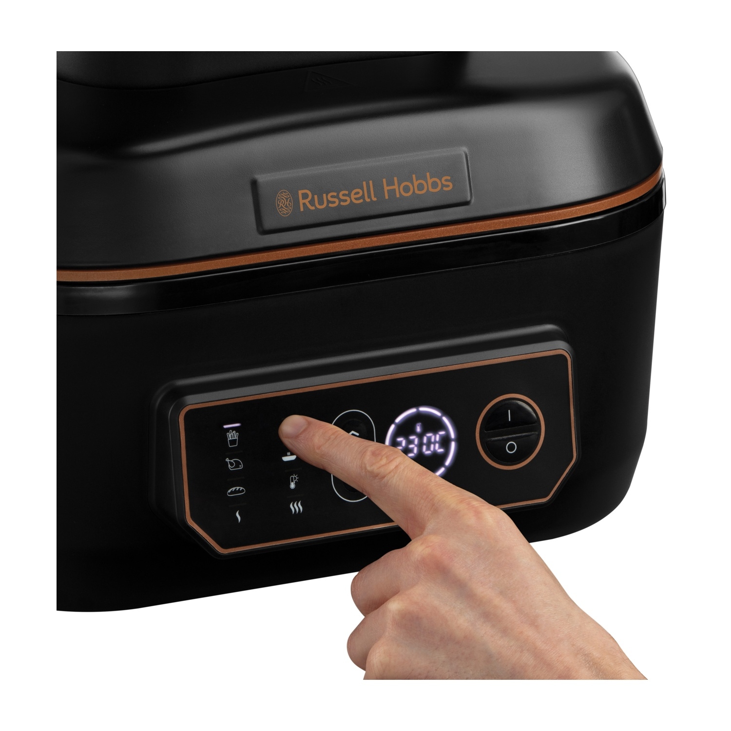 Una mano preme un pulsante su un elettrodomestico nero Russell Hobbs. Ha un display digitale e varie icone di funzione.