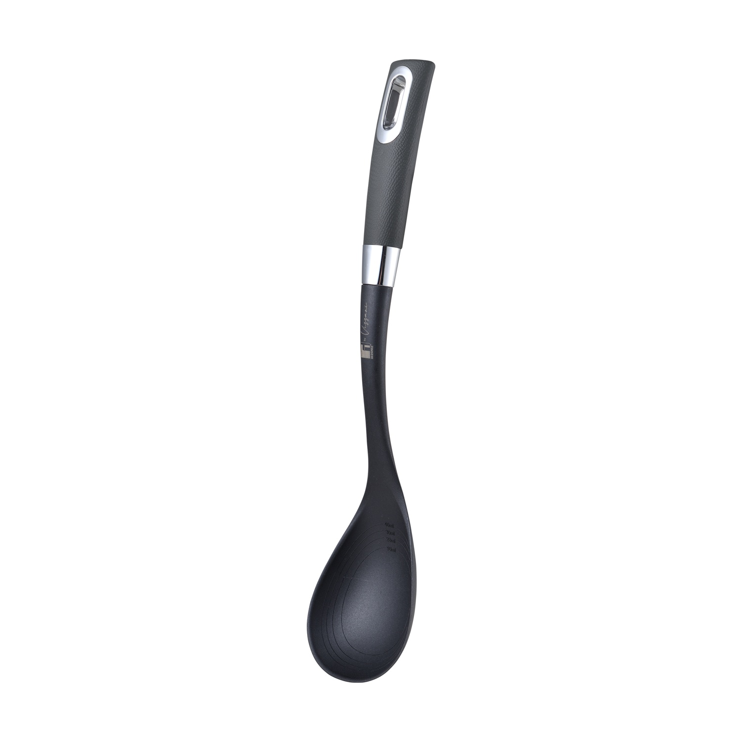 Un cucchiaio da cucina nero con manico strutturato, accento argentato e testa ampia e arrotondata, isolato su sfondo bianco.