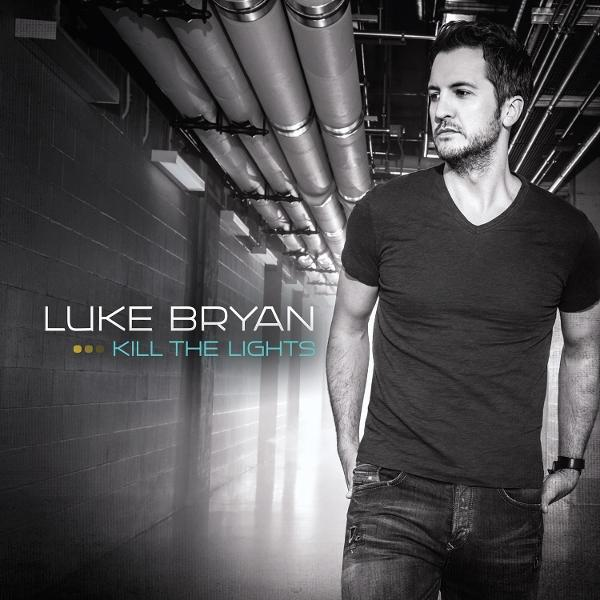 Luke Bryan in einem schwarzen Hemd und Jeans, steht in einem Tunnel. Albumtitel 'Kill the Lights' wird angezeigt.