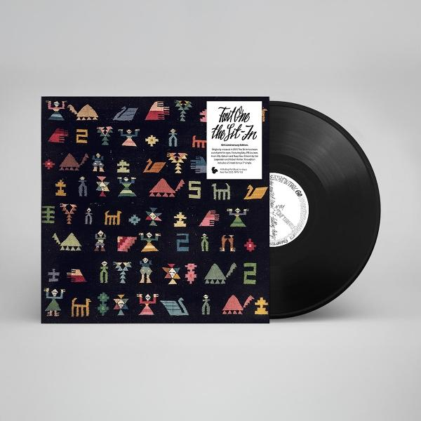 Ein Vinyl-Schallplattenalbum mit einer schwarzen Schallplatte und einem Cover mit verschiedenen bunten abstrakten Formen. Das Albumcover hat ein weißes Etikett.