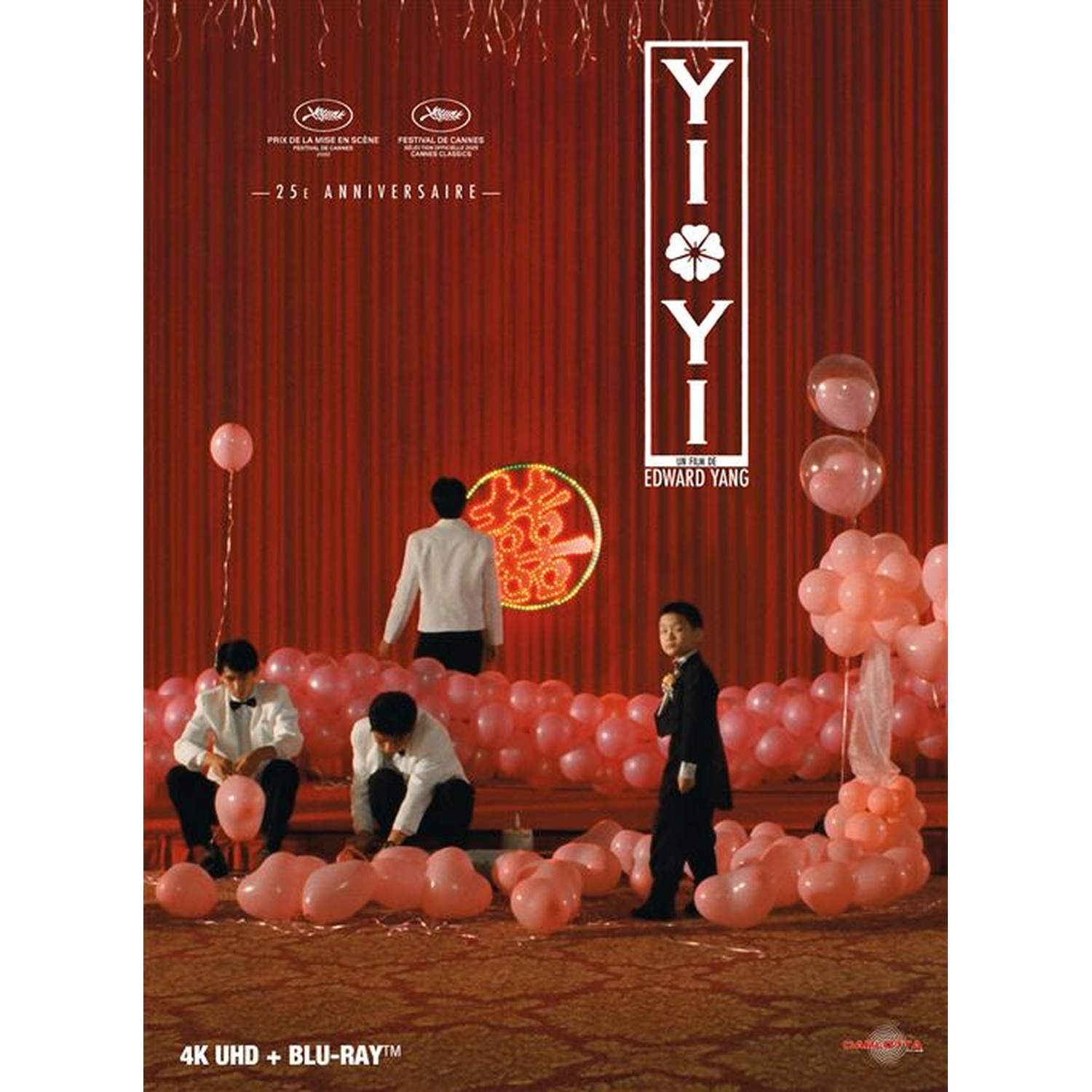 Affiche du film YI YI. Des personnes sont dans une pièce avec des rideaux rouges et des ballons roses. Le titre du film est écrit à droite.