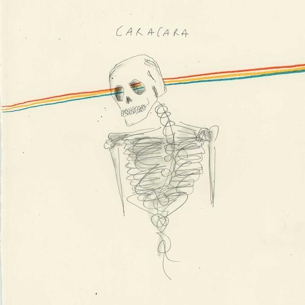 Eine Skelettzeichnung mit einem Regenbogen darüber. Über dem Kopf des Skeletts steht das Wort CARACARA.