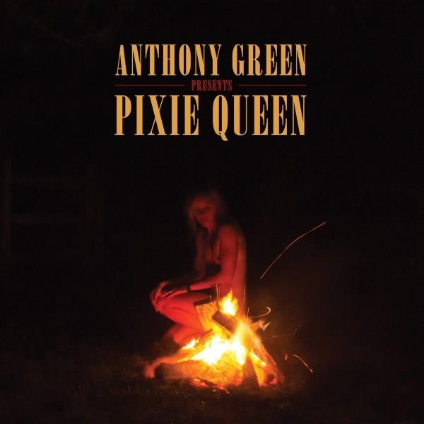 Eine Frau sitzt nachts in der Nähe eines Lagerfeuers. Das Bild ist eine Werbegrafik für "Pixie Queen" von Anthony Green.