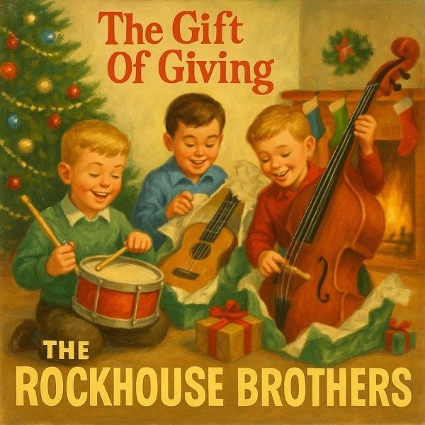 Drei Jungen öffnen Geschenke an einem Weihnachtsbaum und Kamin. Einer hat eine Trommel, einer eine Ukulele und der andere ein Cello.